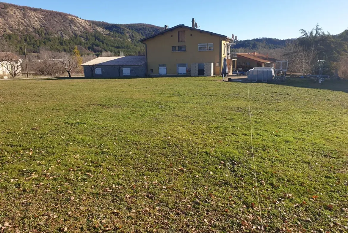 Terrain constructible de 693 m² proche Laragne dans un environnement campagne 