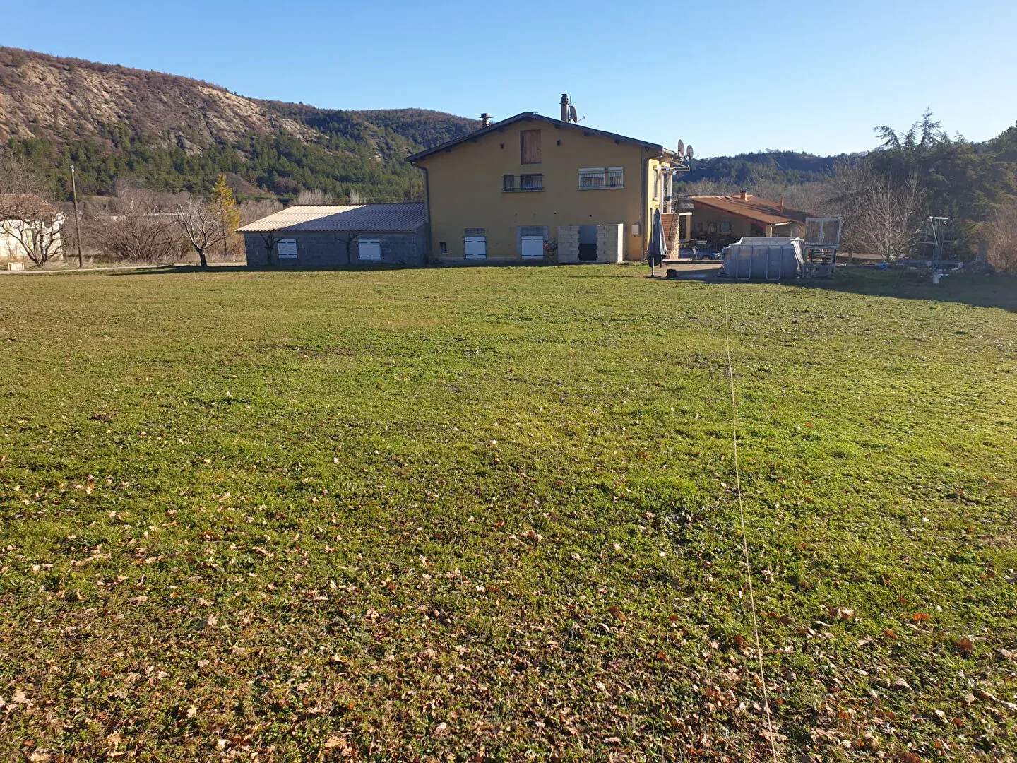 Terrain constructible de 693 m² proche Laragne dans un environnement campagne 