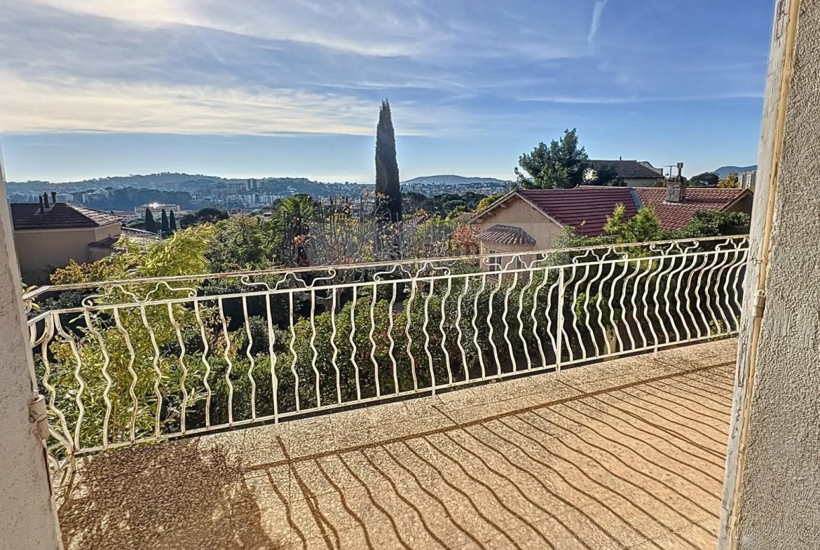 Appartement T3 avec terrasse et vue dégagée à Toulon 