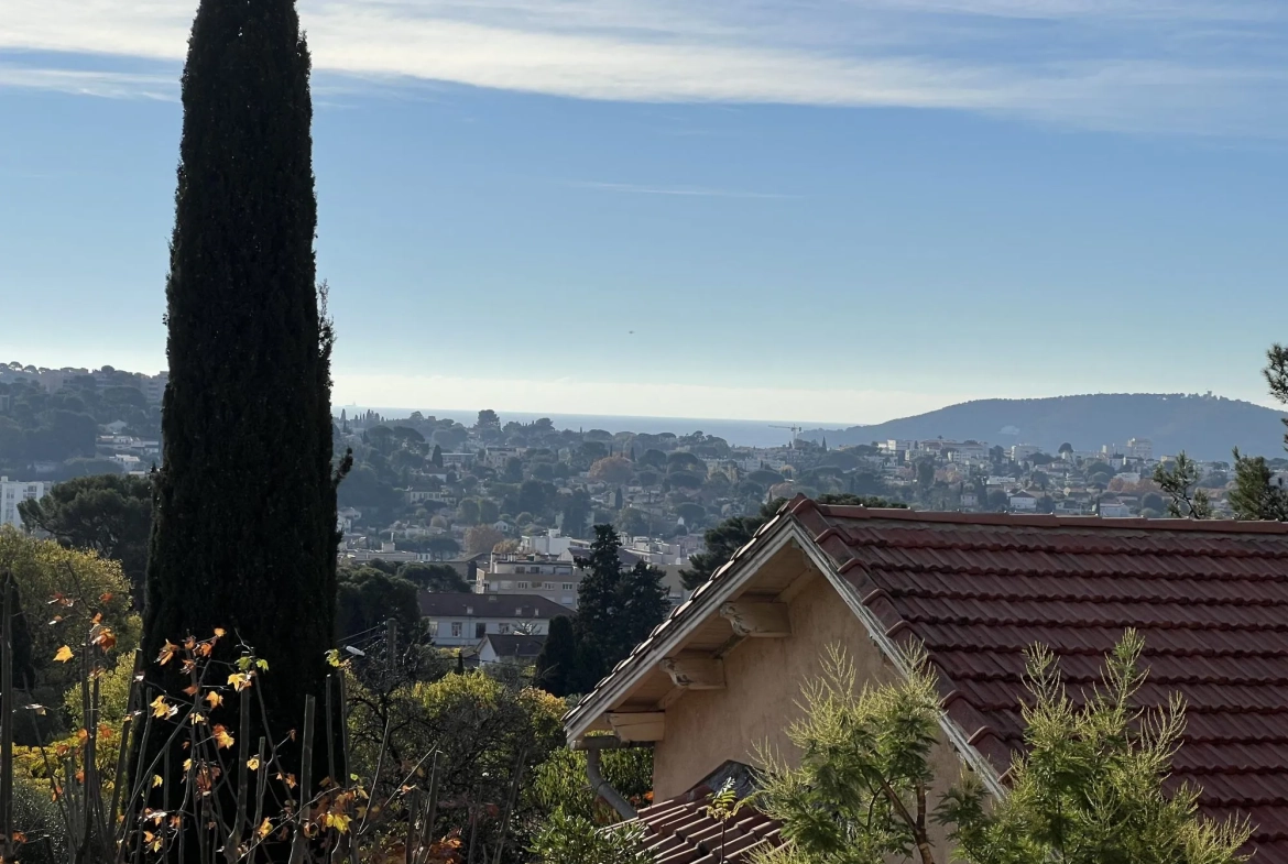 Appartement T3 avec terrasse et vue dégagée à Toulon 
