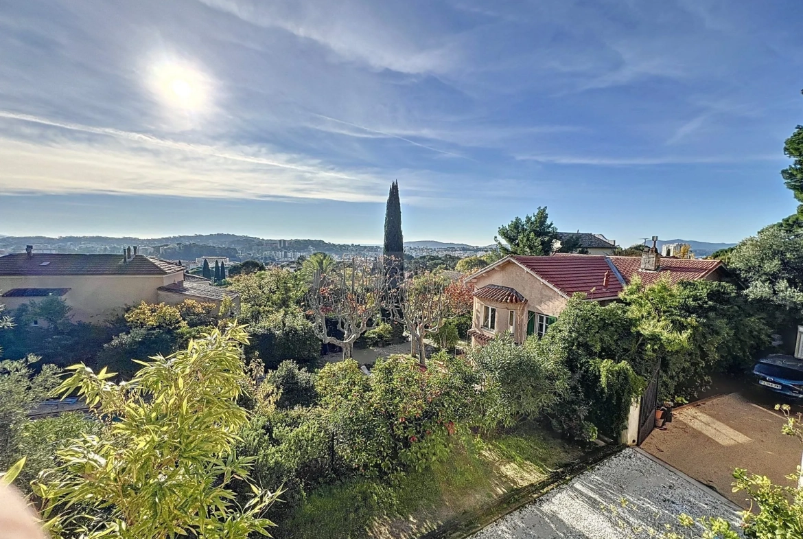 Appartement T3 avec terrasse et vue dégagée à Toulon 
