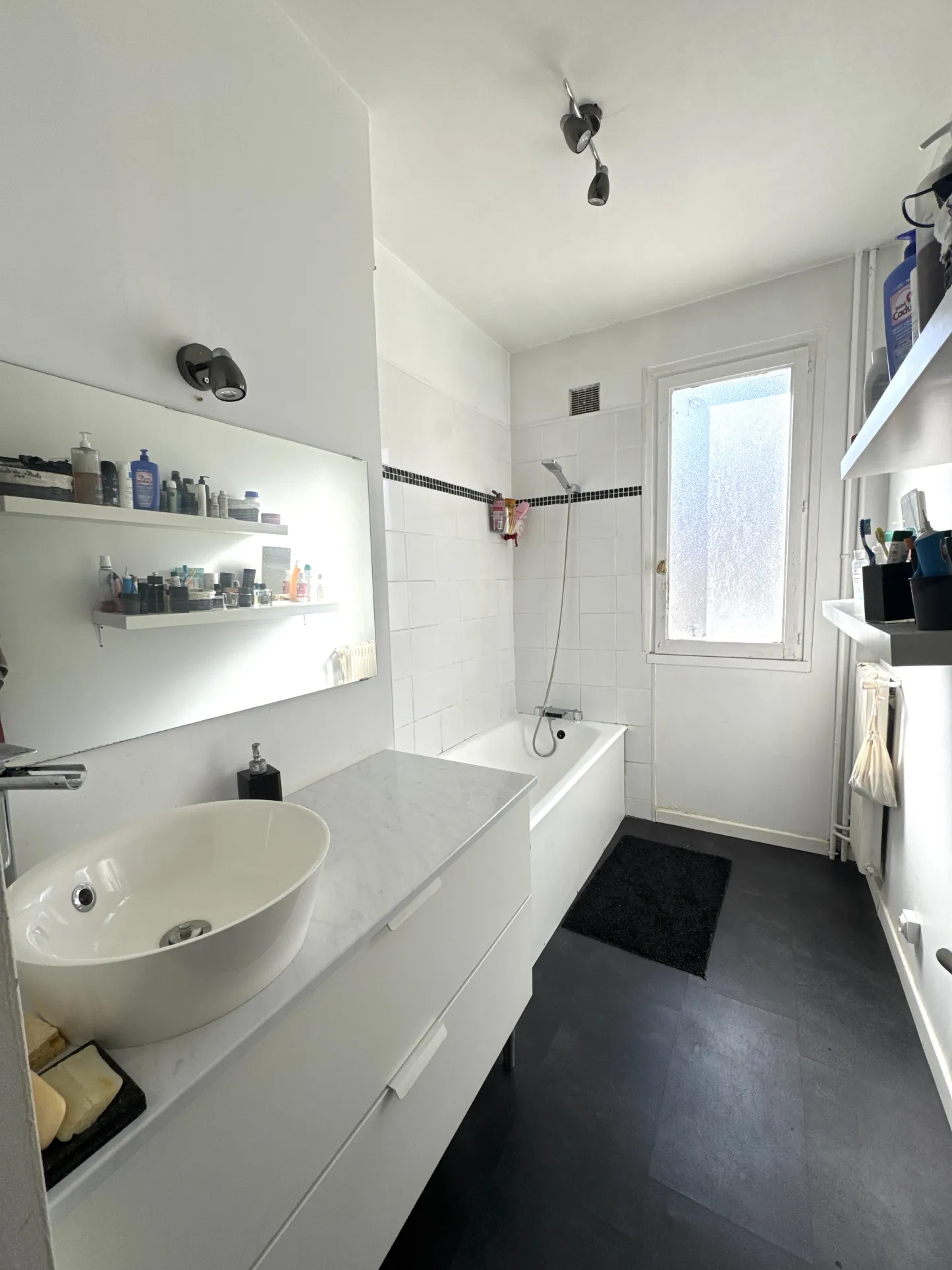 Appartement F3 avec balcon, cave et parking collectif à Saint-Étienne 