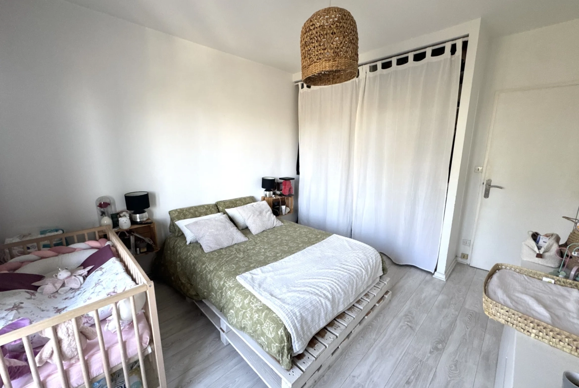 Appartement F3 avec balcon, cave et parking collectif à Saint-Étienne 