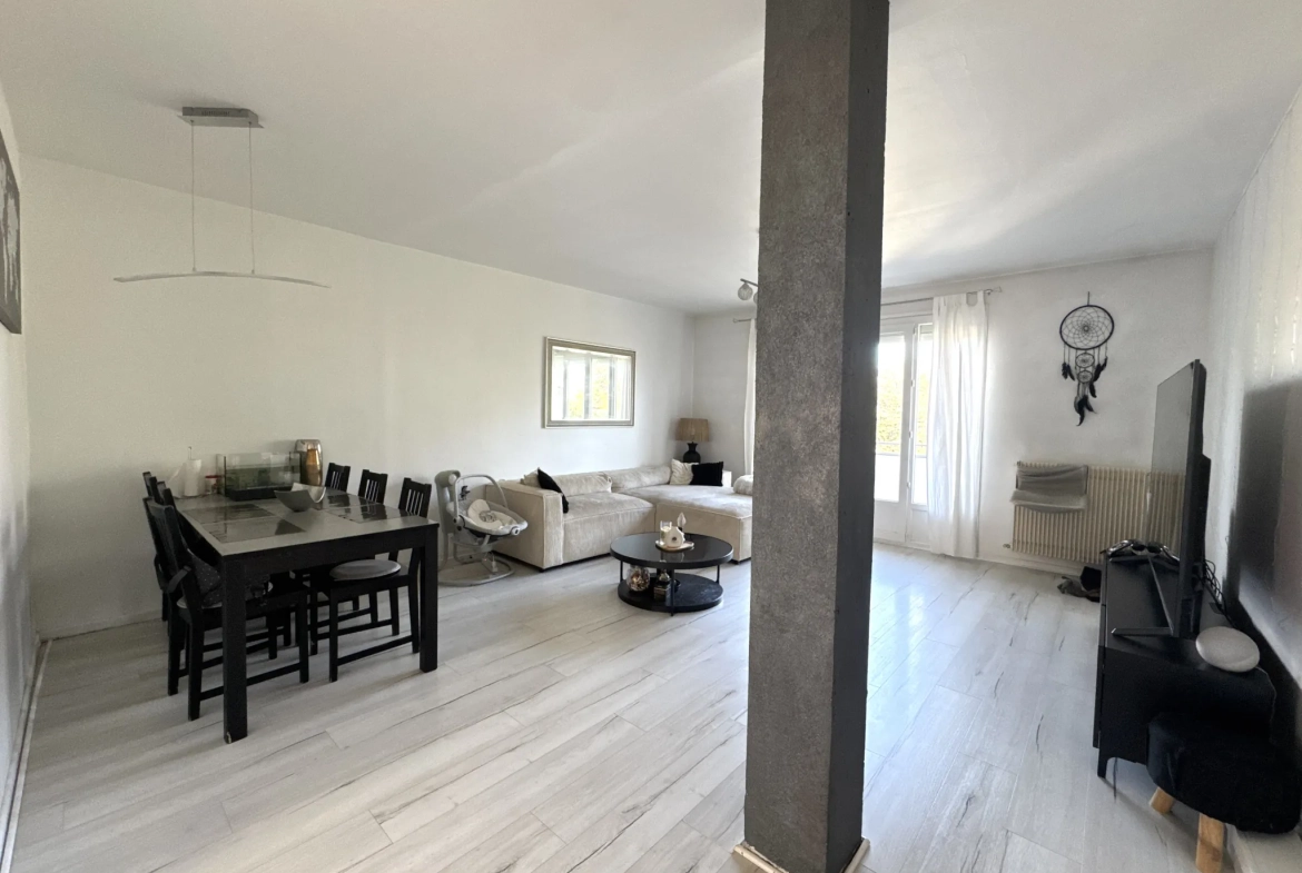 Appartement F3 avec balcon, cave et parking collectif à Saint-Étienne 