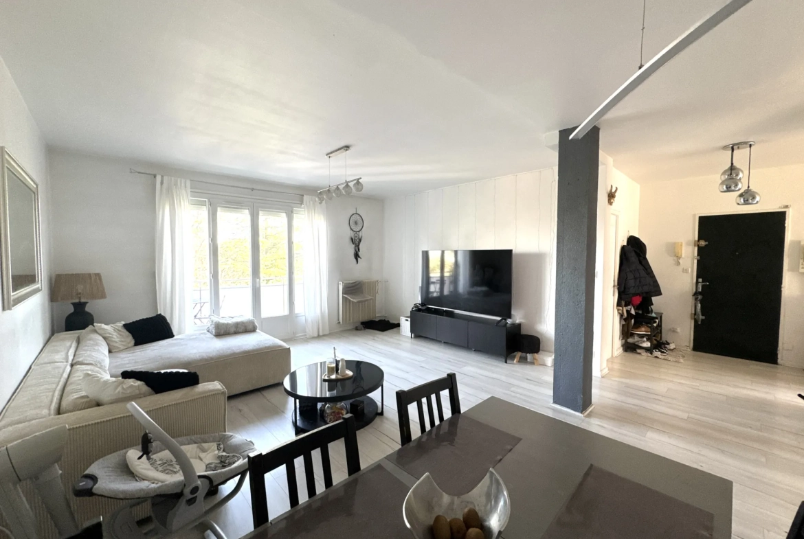Appartement F3 avec balcon, cave et parking collectif à Saint-Étienne 