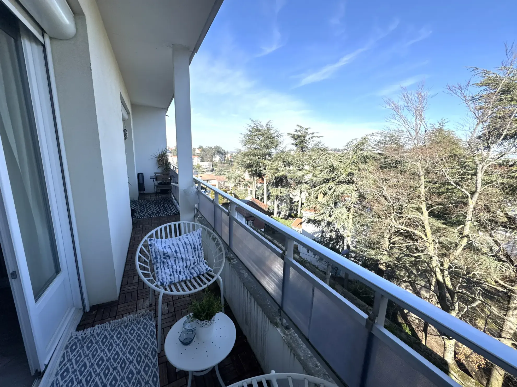 Appartement F3 avec balcon, cave et parking collectif à Saint-Étienne 