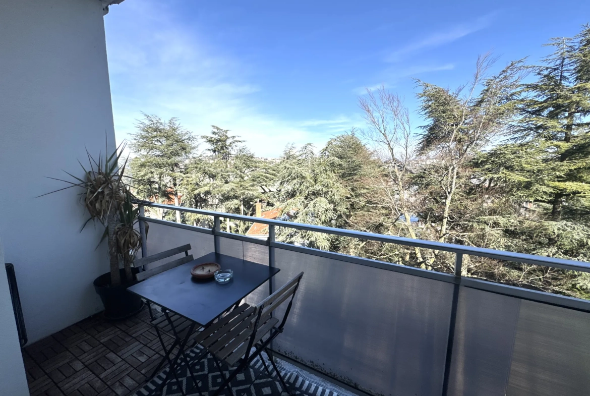 Appartement F3 avec balcon, cave et parking collectif à Saint-Étienne 