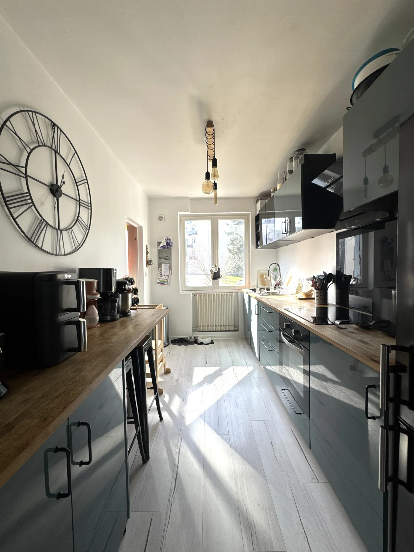 Appartement F3 avec balcon, cave et parking collectif à Saint-Étienne 