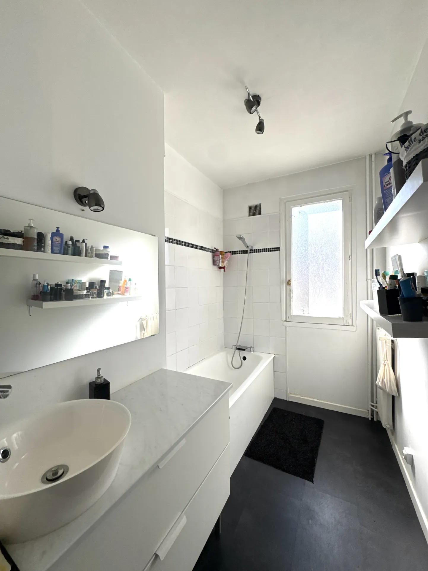 Appartement F3 avec balcon, cave et parking collectif à Saint-Étienne 