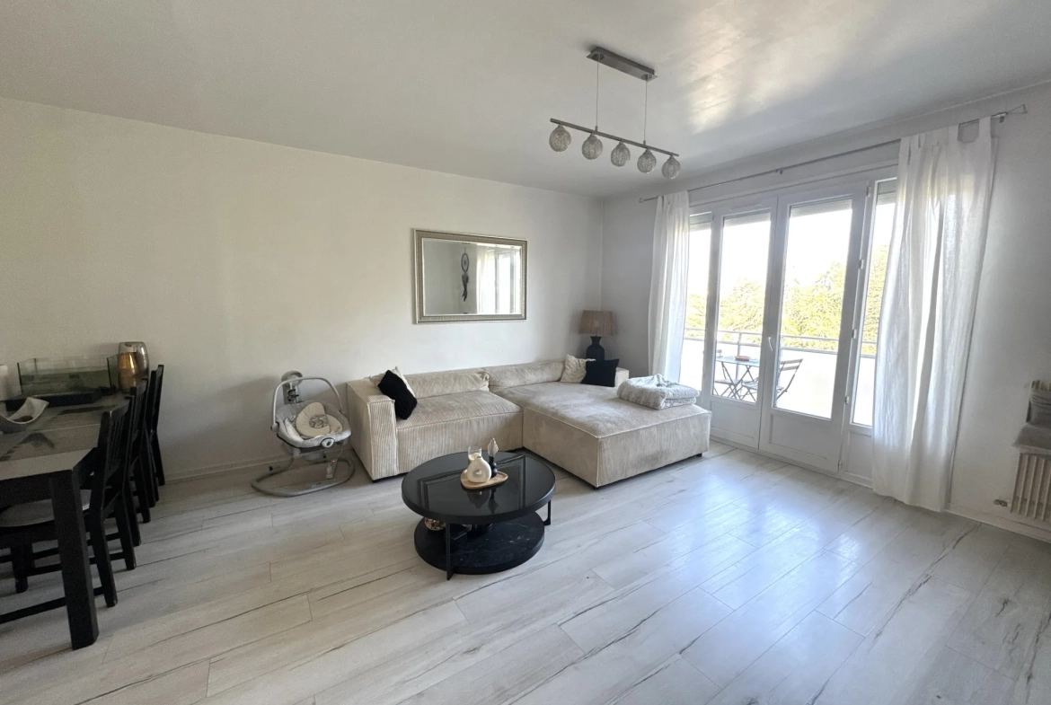 Appartement F3 avec balcon, cave et parking collectif à Saint-Étienne 