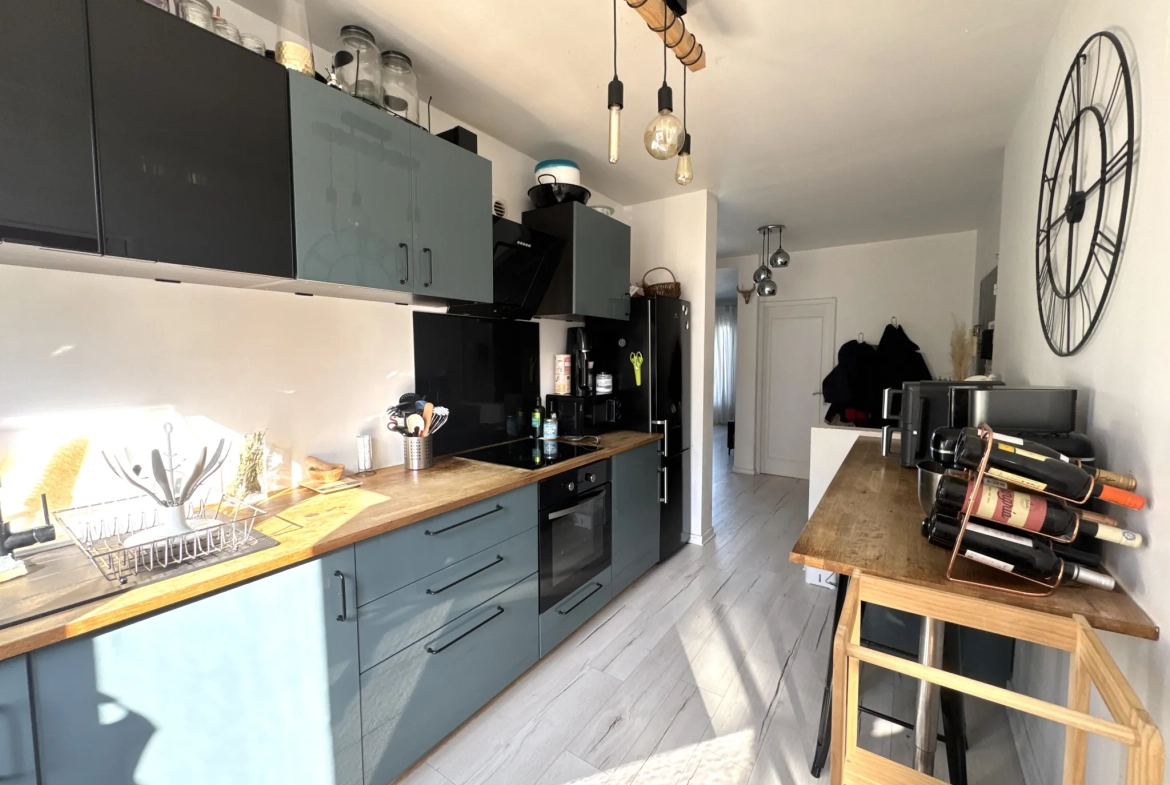 Appartement F3 avec balcon, cave et parking collectif à Saint-Étienne 