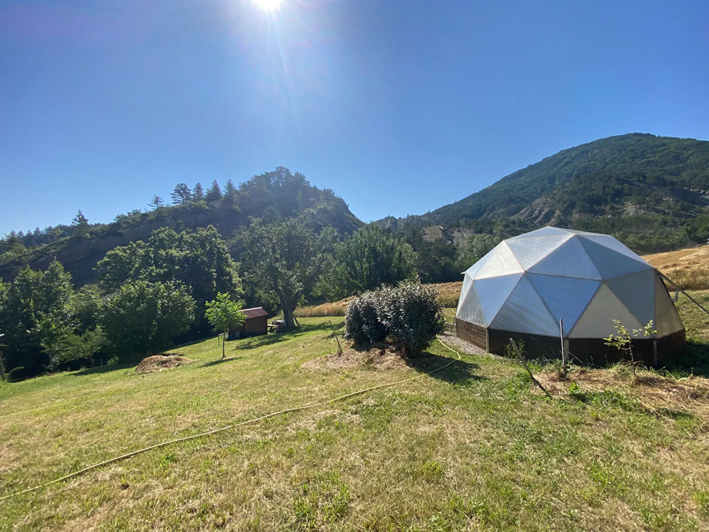 Charmante maison en pierre autonome avec jardin à Saint Pierre d'Argencon 