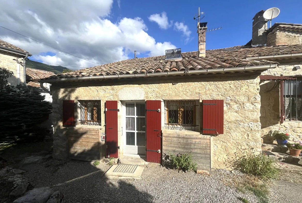 Charmante maison en pierre autonome avec jardin à Saint Pierre d'Argencon 