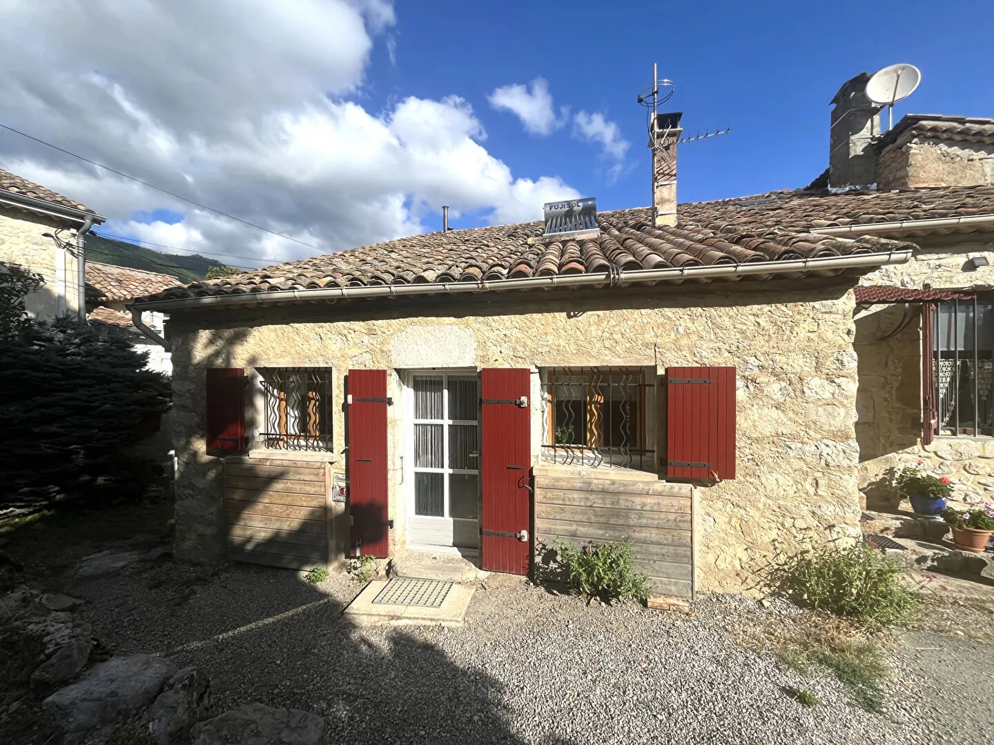 Charmante maison en pierre autonome avec jardin à Saint Pierre d'Argencon 