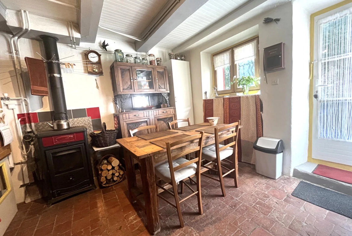 Charmante maison en pierre autonome avec jardin à Saint Pierre d'Argencon 