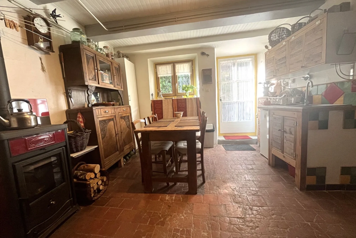 Charmante maison en pierre autonome avec jardin à Saint Pierre d'Argencon 