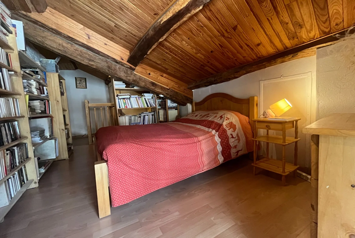 Charmante maison en pierre autonome avec jardin à Saint Pierre d'Argencon 