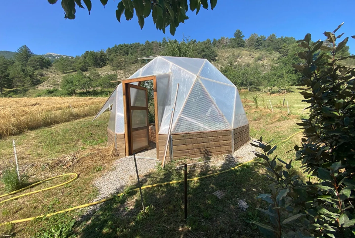 Charmante maison en pierre autonome avec jardin à Saint Pierre d'Argencon 