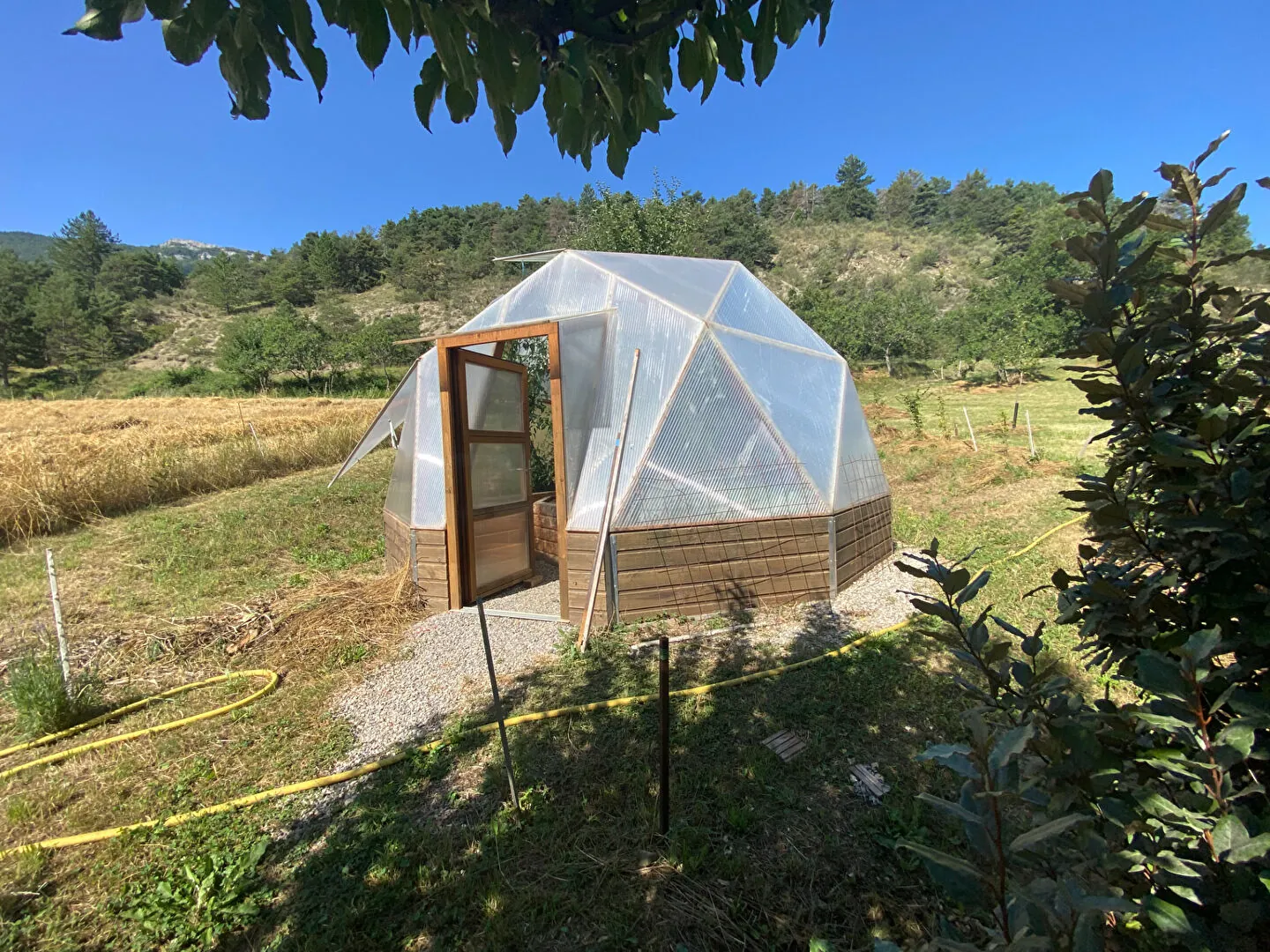 Charmante maison en pierre autonome avec jardin à Saint Pierre d'Argencon 