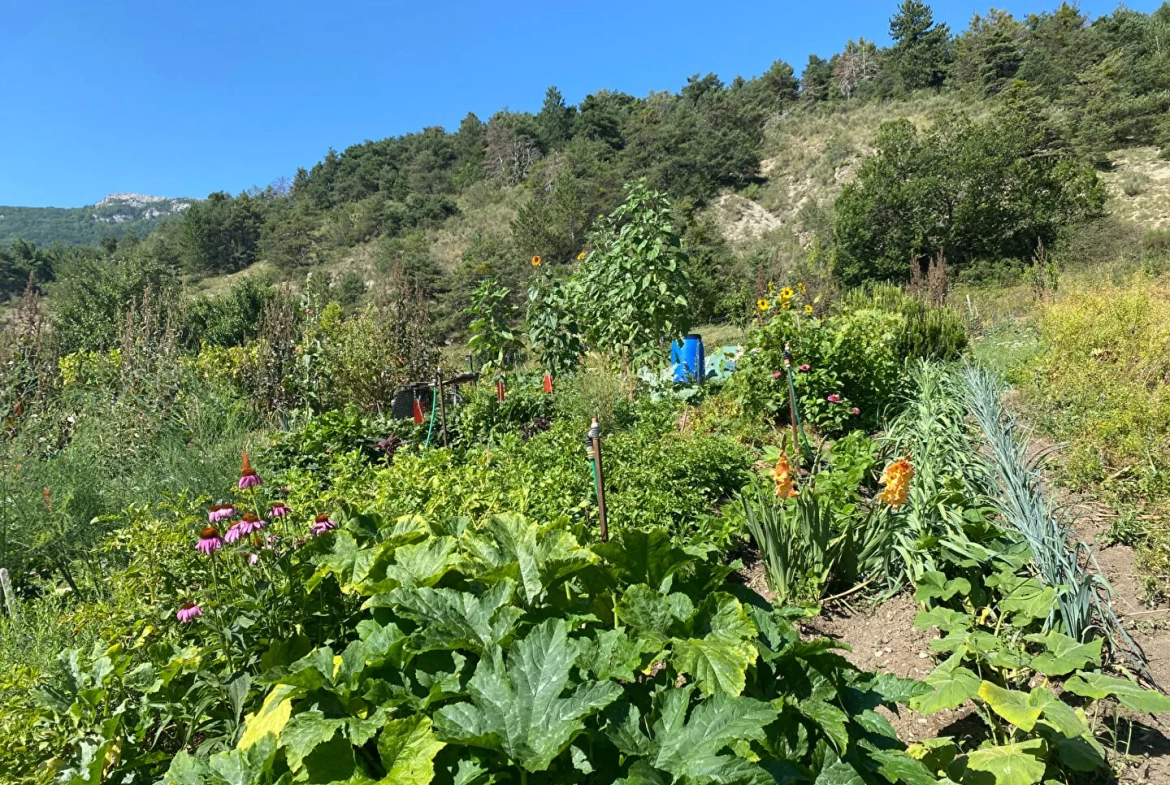 Charmante maison en pierre autonome avec jardin à Saint Pierre d'Argencon 