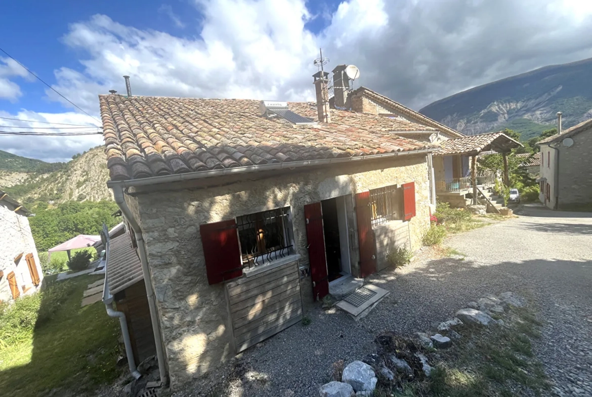 Charmante maison en pierre autonome avec jardin à Saint Pierre d'Argencon 