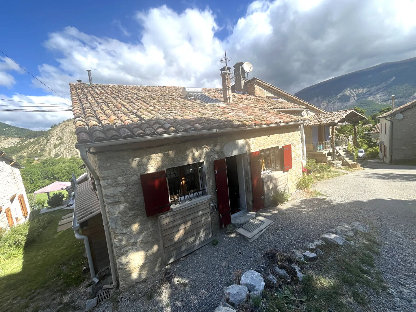 Charmante maison en pierre autonome avec jardin à Saint Pierre d'Argencon 