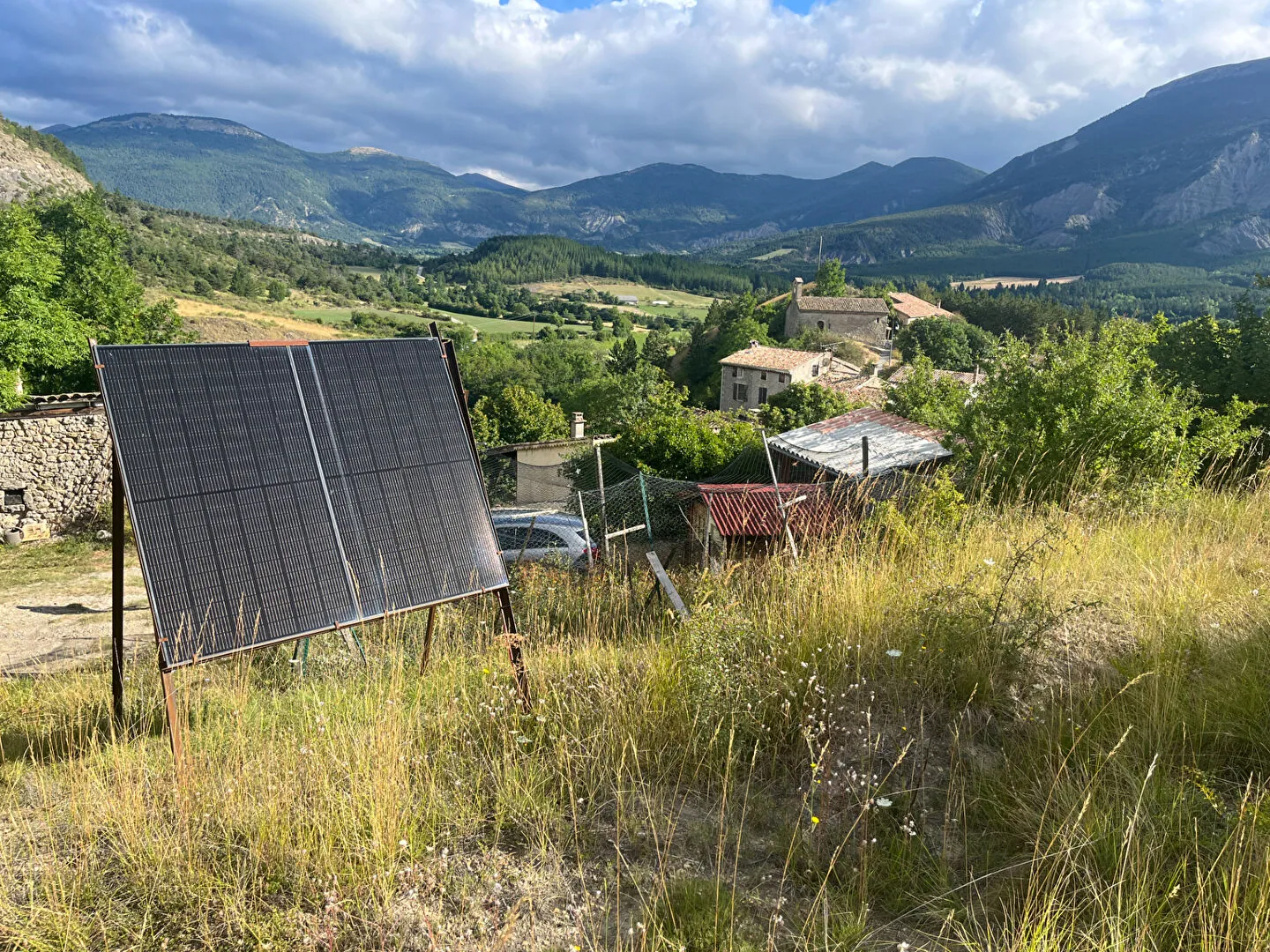 Charmante maison en pierre autonome avec jardin à Saint Pierre d'Argencon 