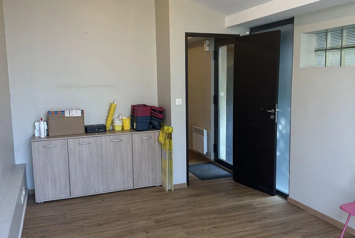Local professionnel à louer de 28 m² à Eysines avec parking et visibilité optimale 
