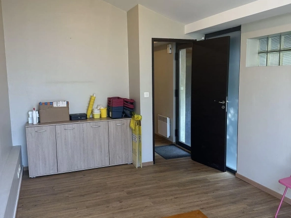 Local professionnel à louer de 28 m² à Eysines avec parking et visibilité optimale