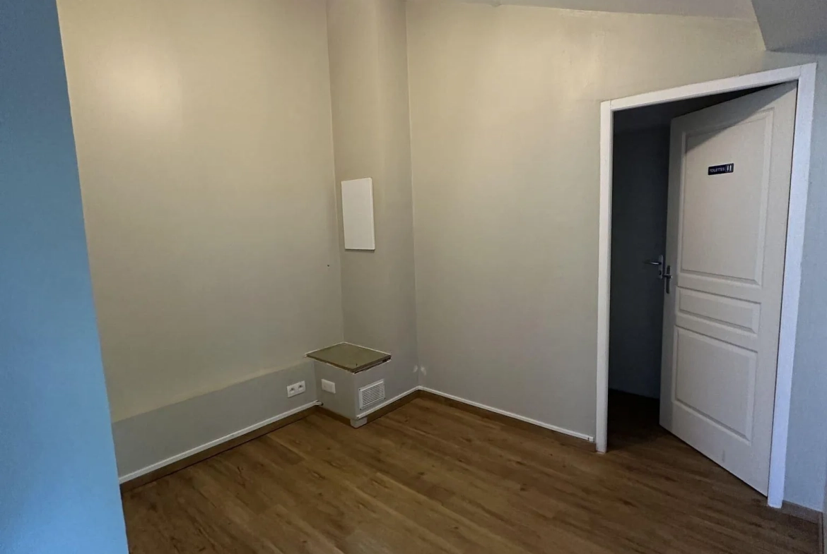 Local professionnel à louer de 28 m² à Eysines avec parking et visibilité optimale 