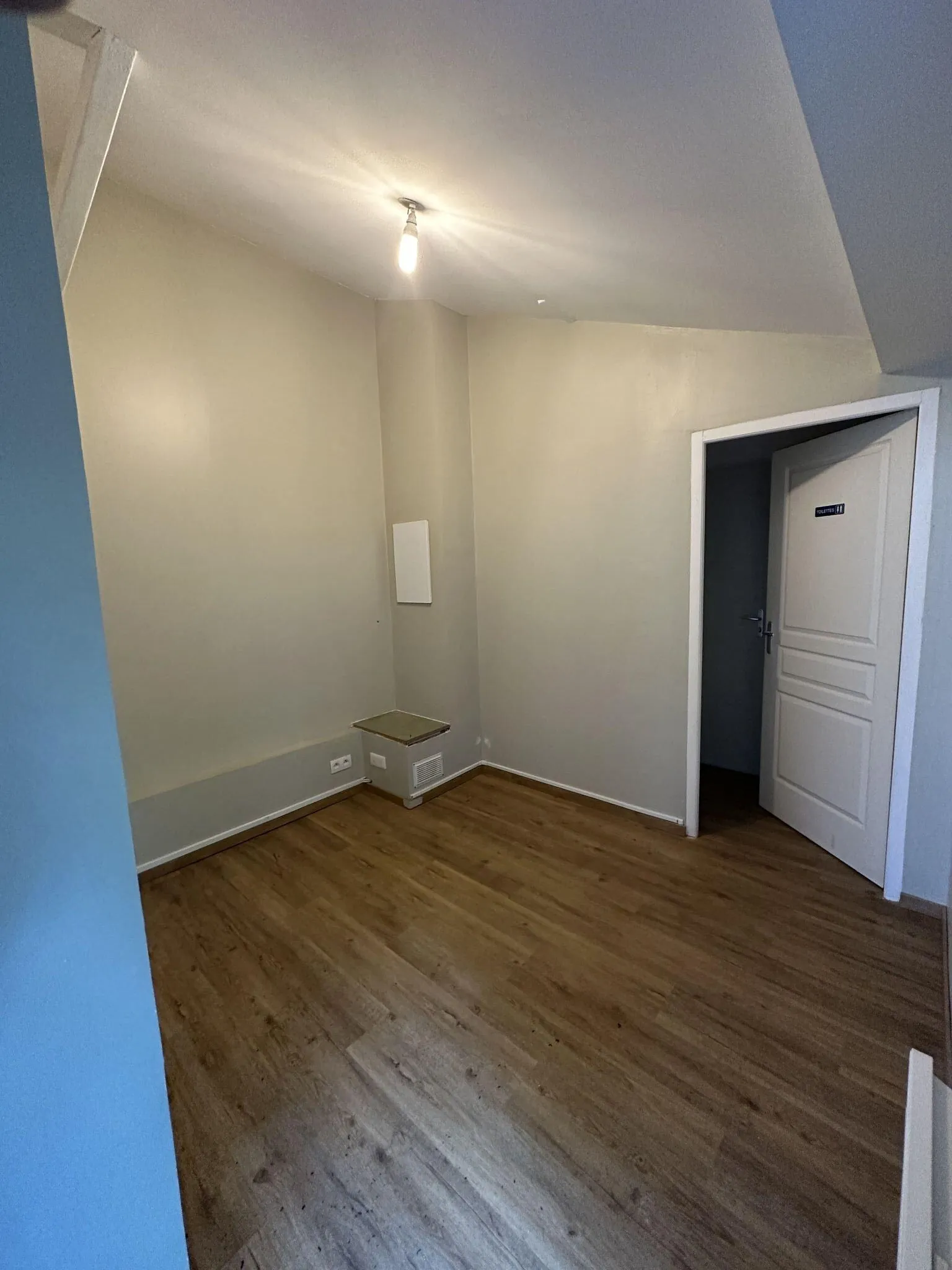 Local professionnel à louer de 28 m² à Eysines avec parking et visibilité optimale 