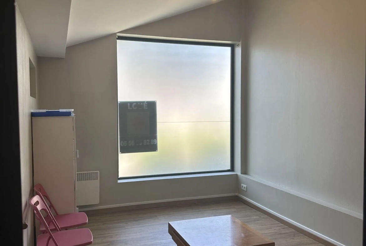 Local professionnel à louer de 28 m² à Eysines avec parking et visibilité optimale 