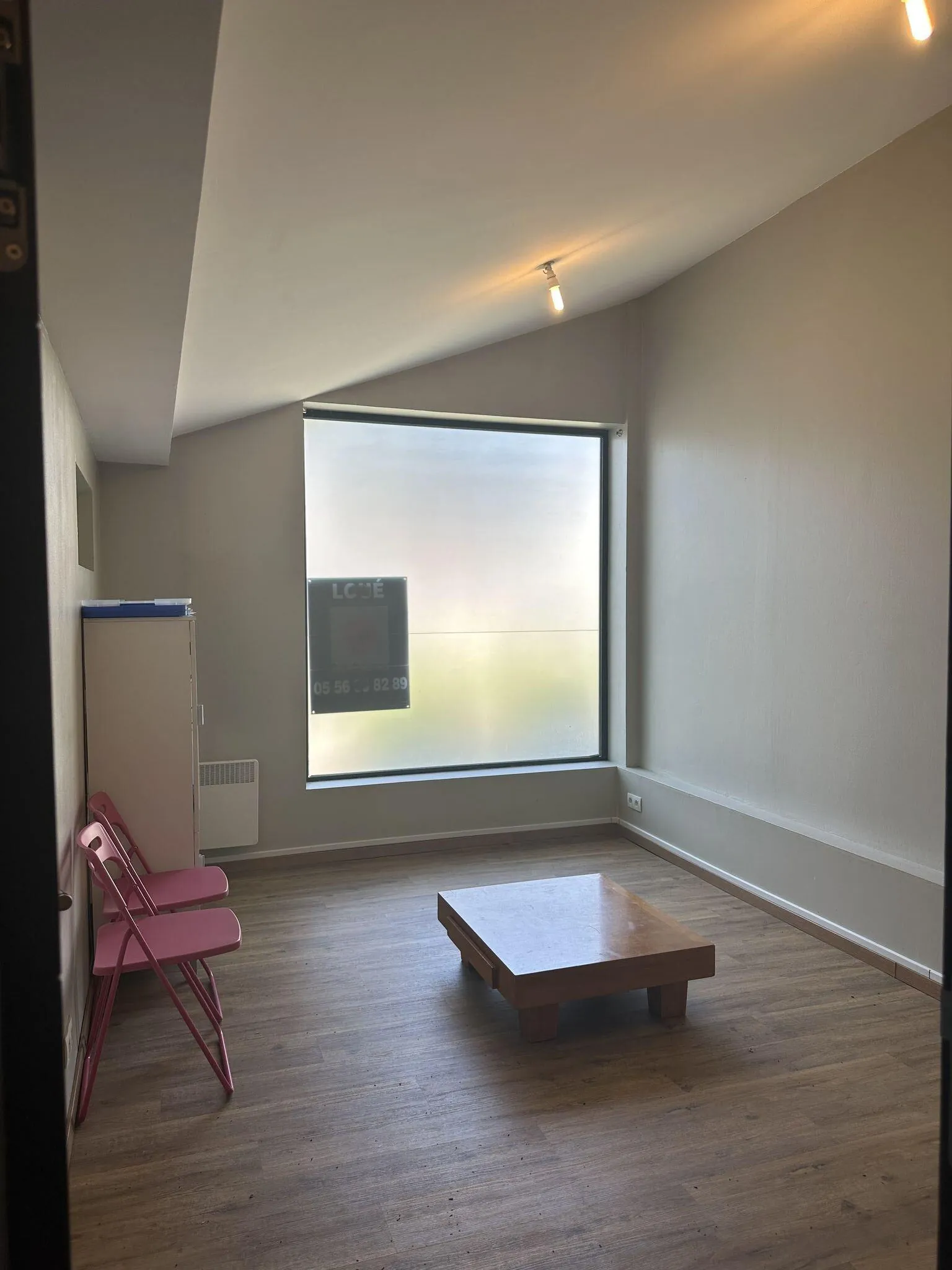 Local professionnel à louer de 28 m² à Eysines avec parking et visibilité optimale 