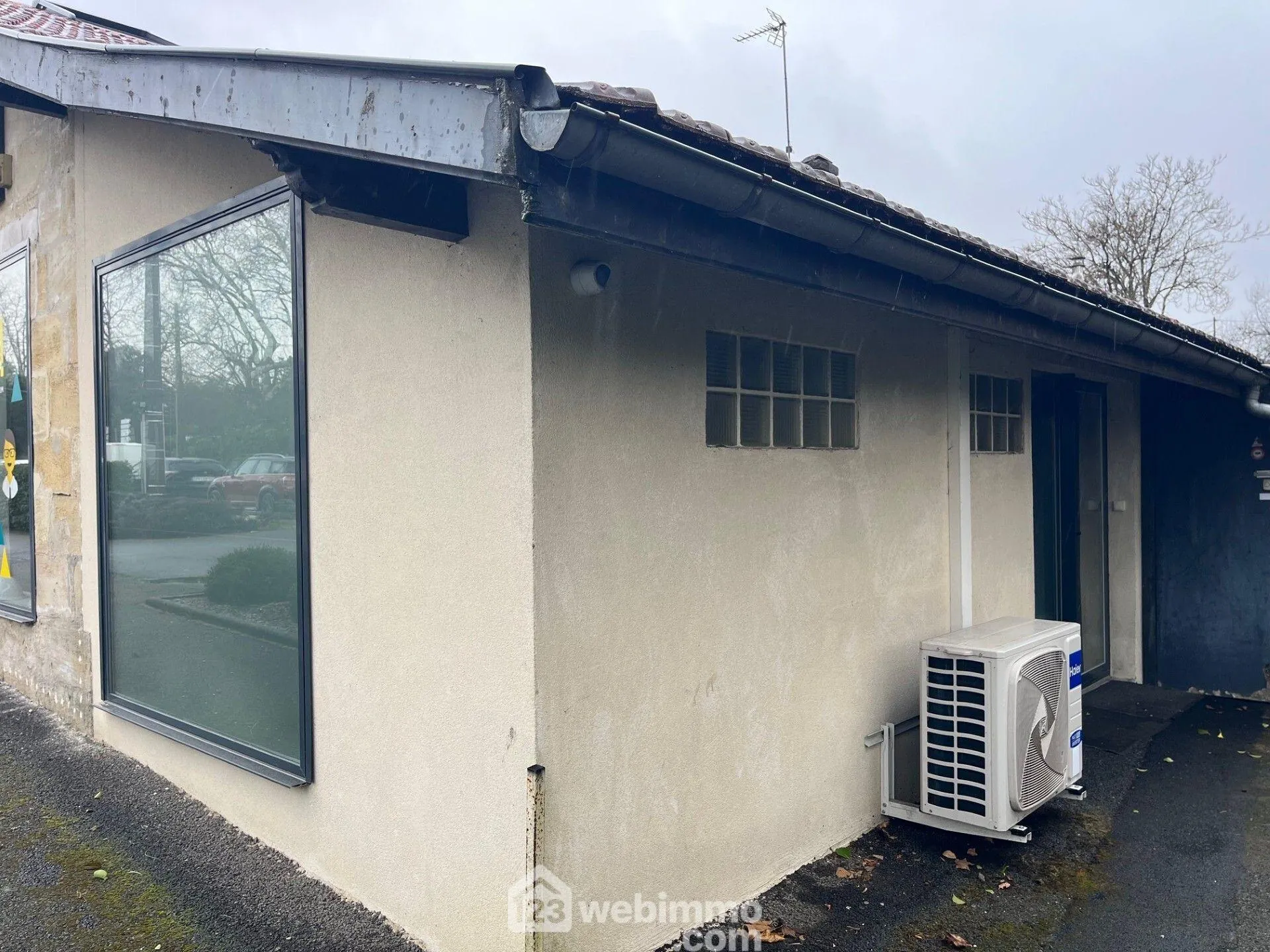 Local professionnel à louer de 28 m² à Eysines avec parking et visibilité optimale 