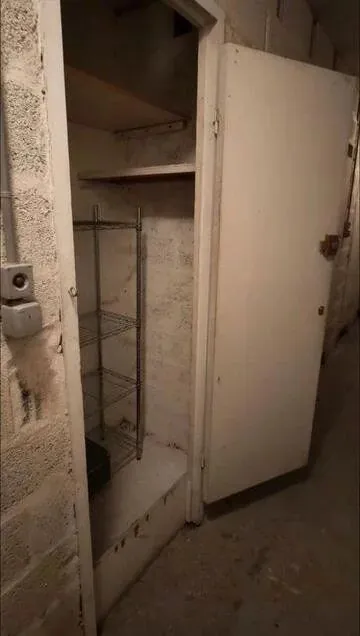 Cave saine avec ascenseur à Nice, idéal pour stockage sécurisé 