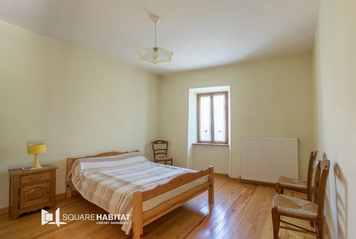 Maison à vendre à La Fare en Champsaur avec vue montagne, grand terrain et potentiel d'agrandissement 