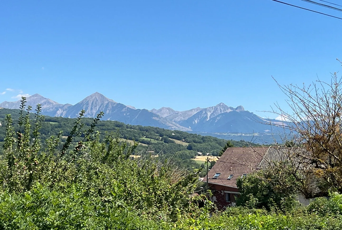 Maison à vendre à La Fare en Champsaur avec vue montagne, grand terrain et potentiel d'agrandissement 