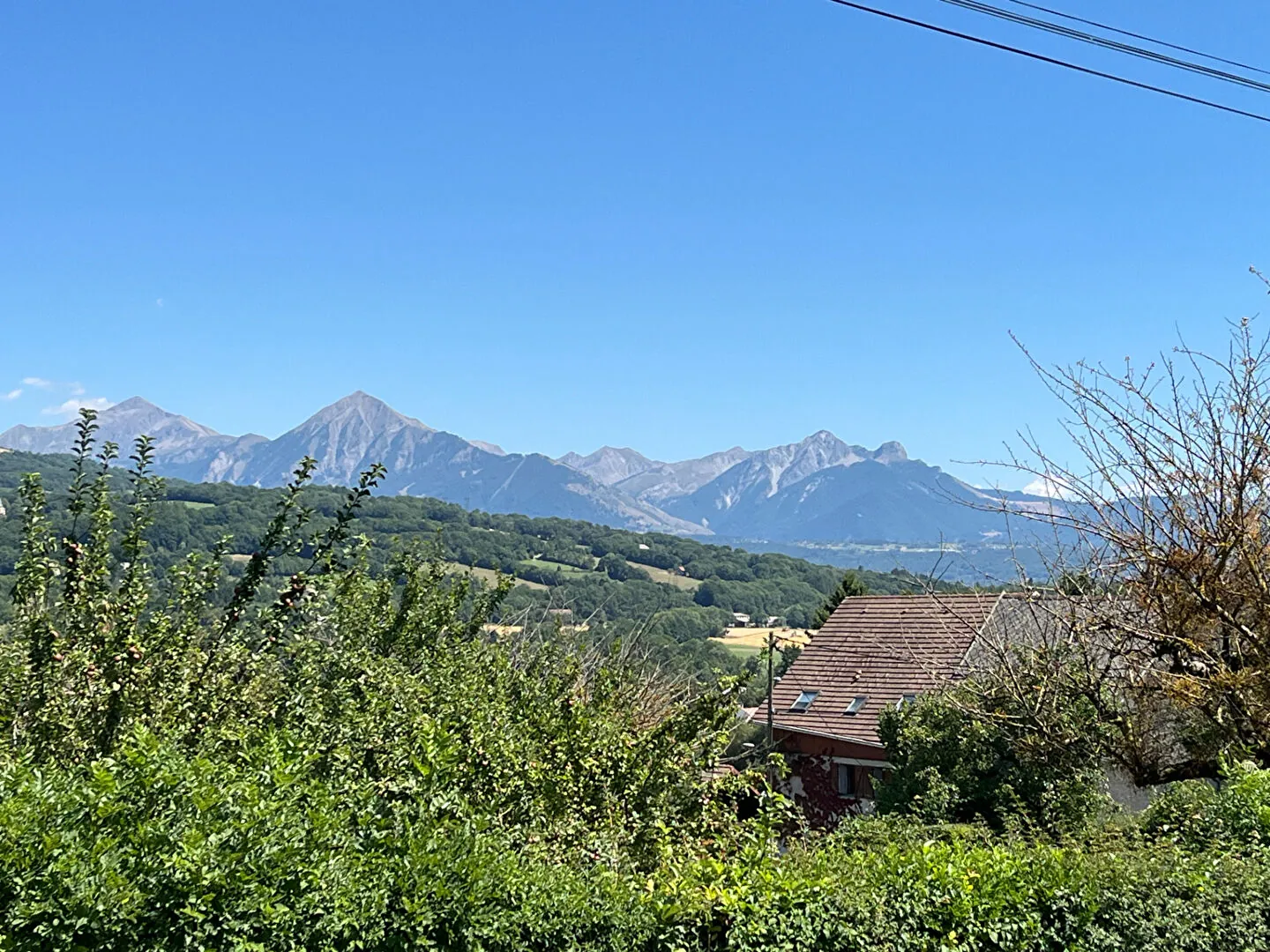Maison à vendre à La Fare en Champsaur avec vue montagne, grand terrain et potentiel d'agrandissement 