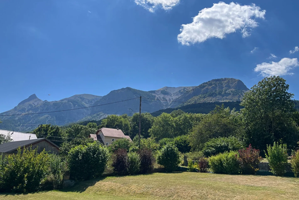 Maison à vendre à La Fare en Champsaur avec vue montagne, grand terrain et potentiel d'agrandissement 