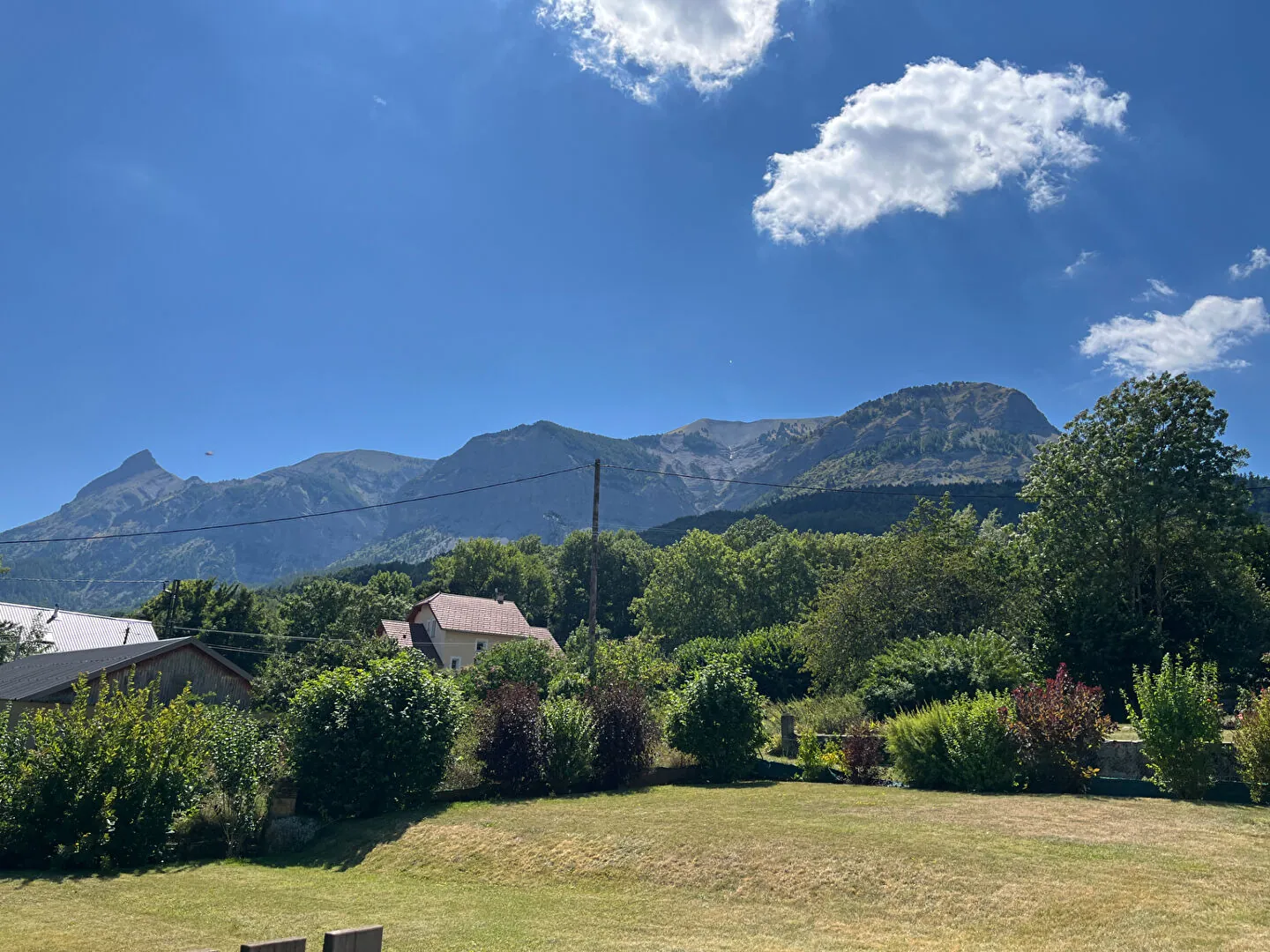 Maison à vendre à La Fare en Champsaur avec vue montagne, grand terrain et potentiel d'agrandissement 