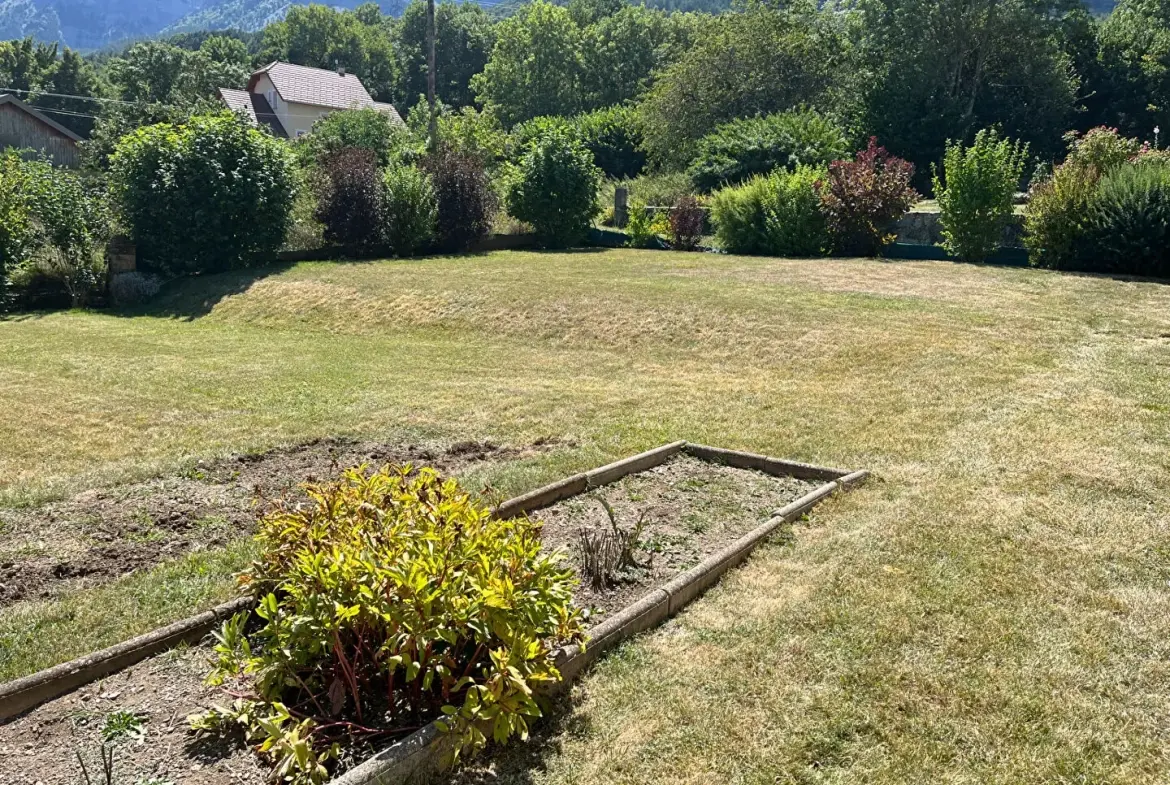 Maison à vendre à La Fare en Champsaur avec vue montagne, grand terrain et potentiel d'agrandissement 