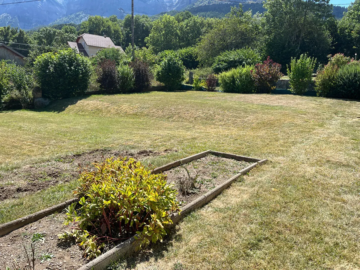 Maison à vendre à La Fare en Champsaur avec vue montagne, grand terrain et potentiel d'agrandissement 
