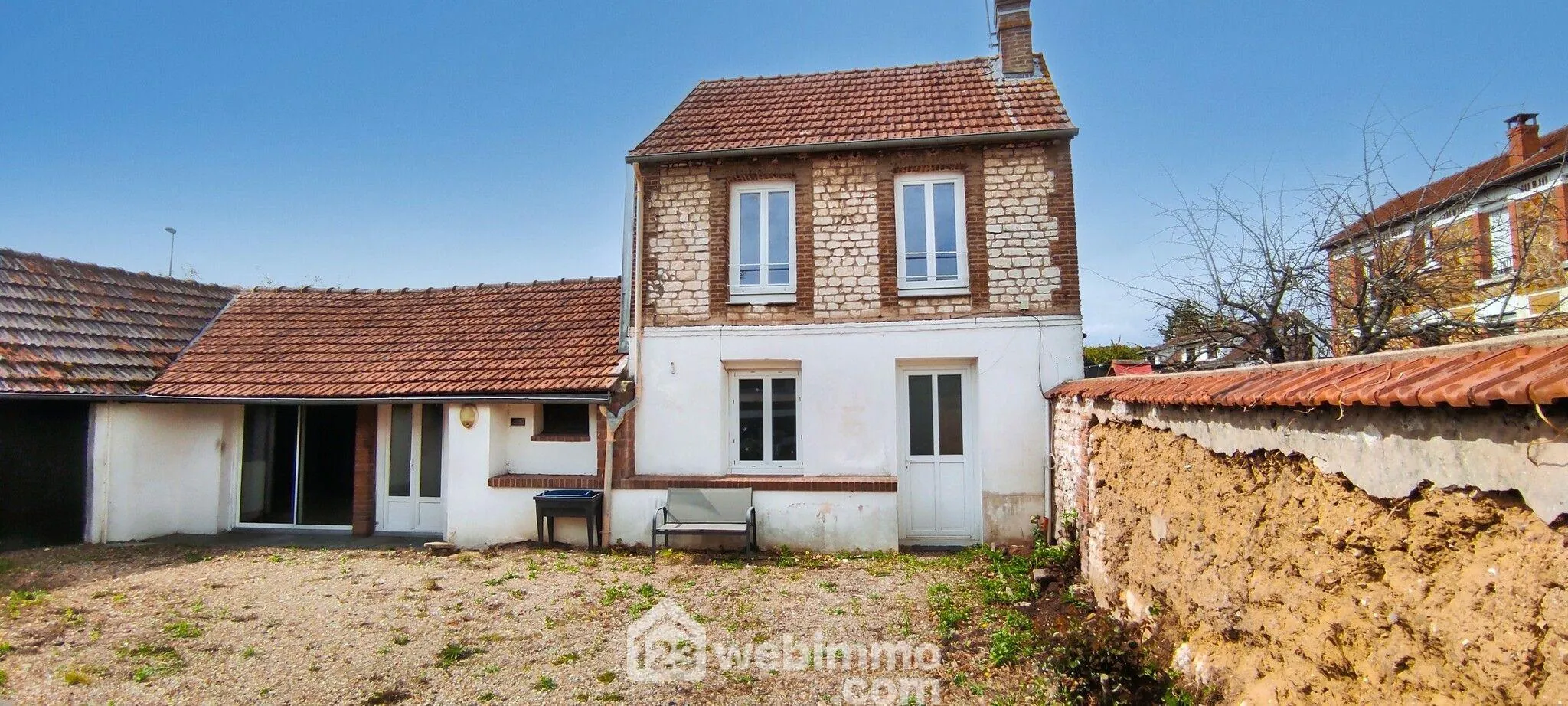 Maison à rafraîchir de 86 m² à Incarville avec 3 chambres et jardin clos 