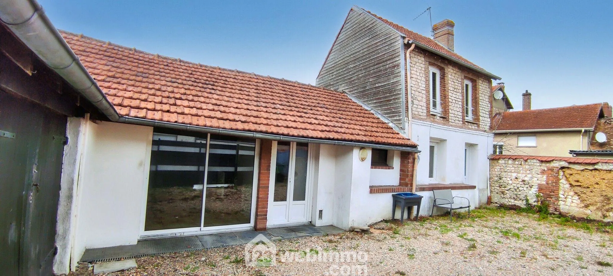 Maison à rafraîchir de 86 m² à Incarville avec 3 chambres et jardin clos 