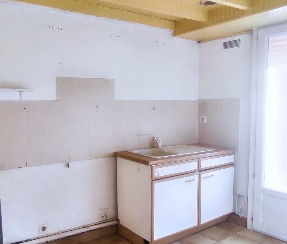 Maison à rafraîchir de 86 m² à Incarville avec 3 chambres et jardin clos 