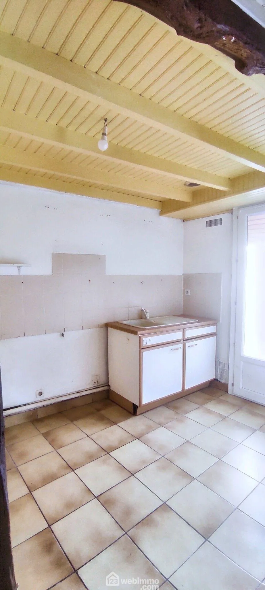 Maison à rafraîchir de 86 m² à Incarville avec 3 chambres et jardin clos 