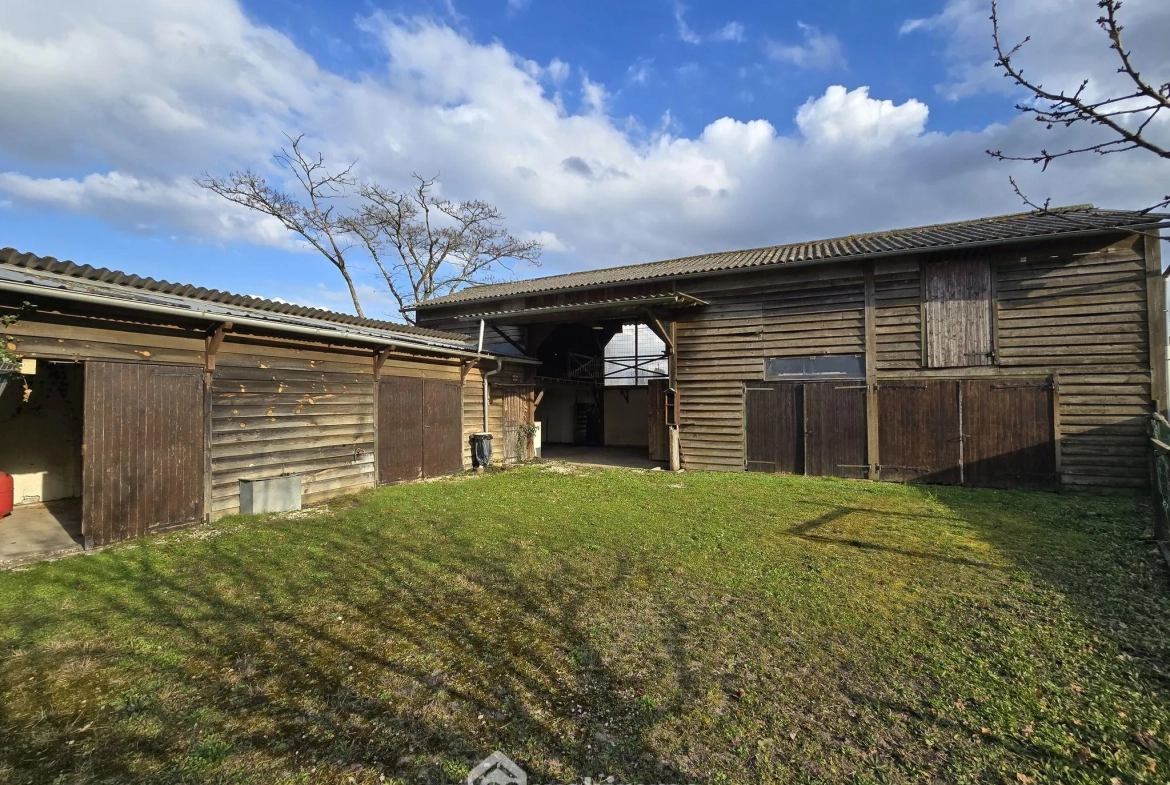 Terrain constructible de 863 m² au Pian-Médoc avec bâtiments existants 