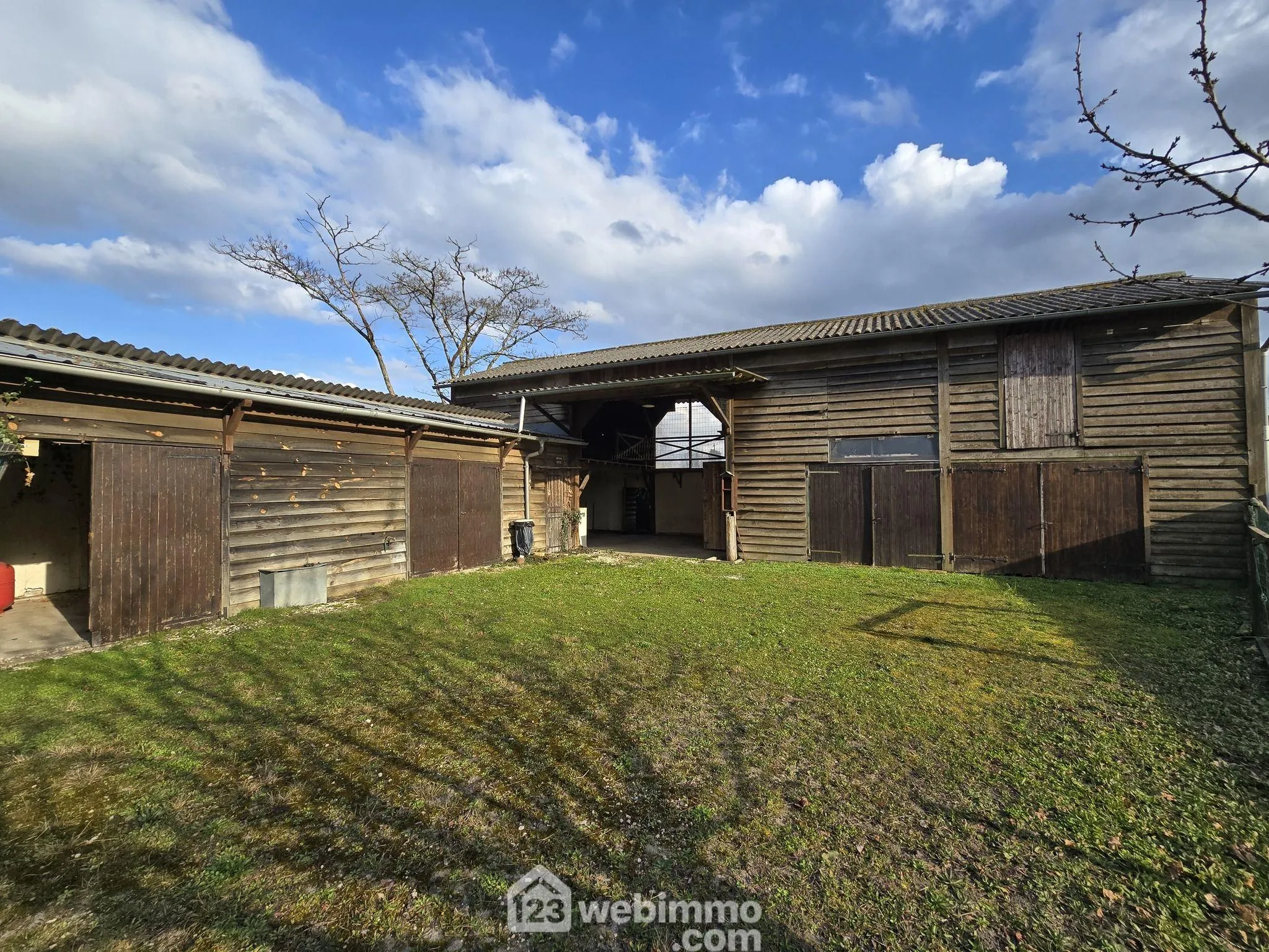 Terrain constructible de 863 m² au Pian-Médoc avec bâtiments existants 