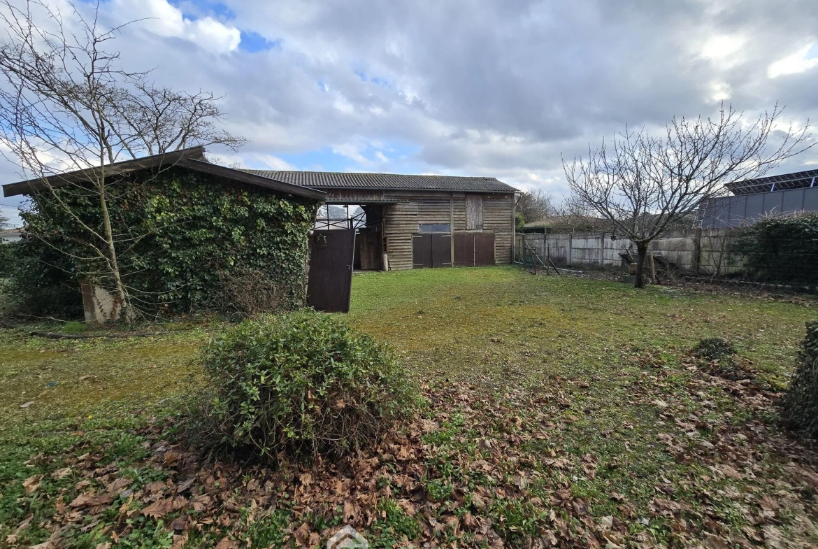 Terrain constructible de 863 m² au Pian-Médoc avec bâtiments existants 