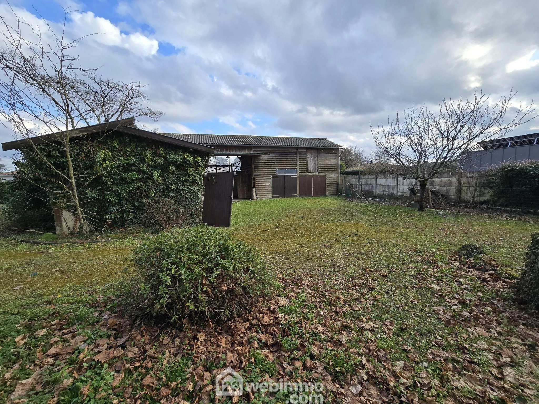 Terrain constructible de 863 m² au Pian-Médoc avec bâtiments existants 